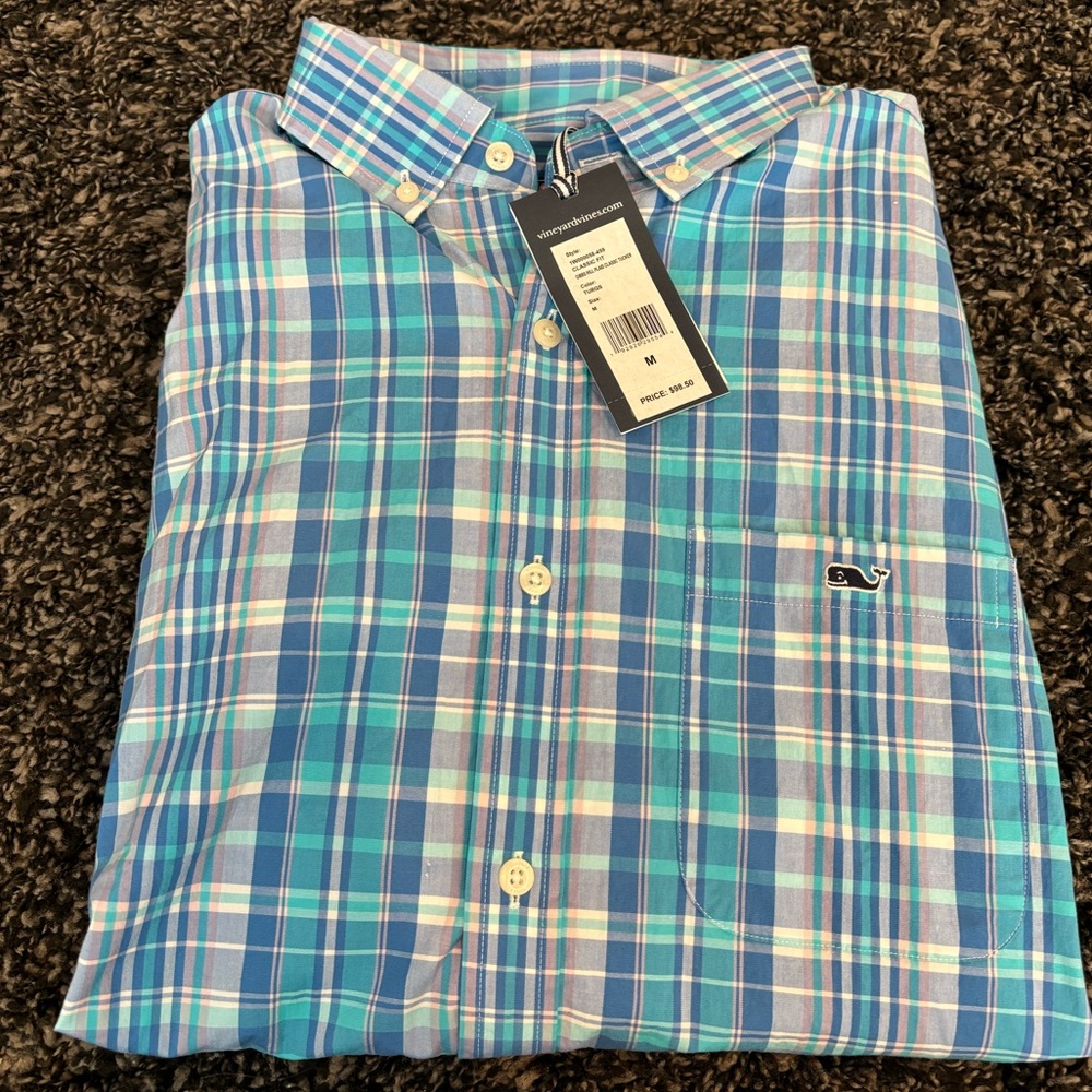 New with tags men’s Vineyard Vines classic fit plaid button down, size medium